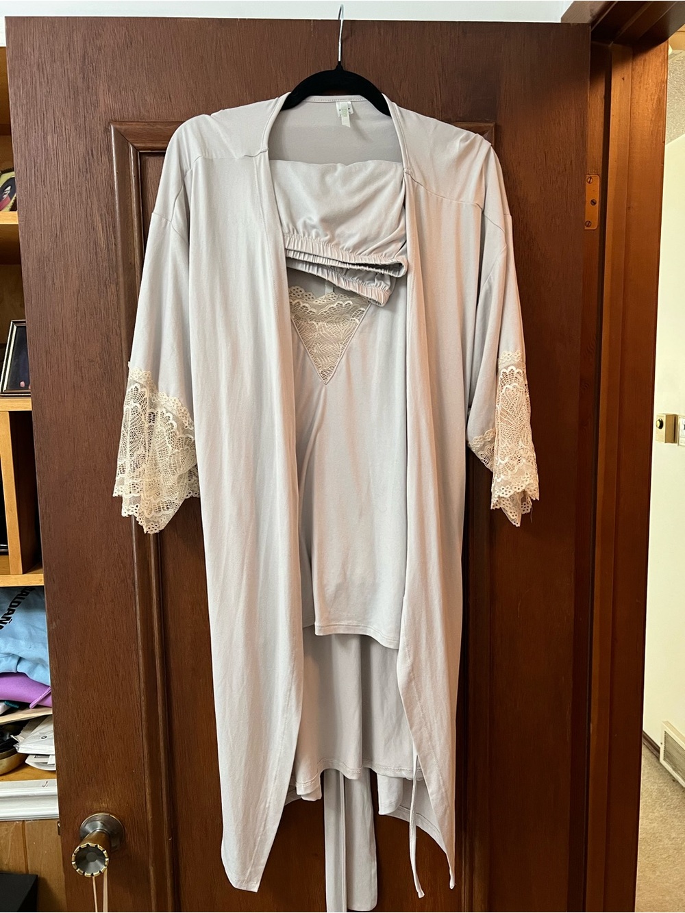 Flora Nikrooz Women’s Lace-Trim Robe & Chemise & Shorts Set - Mauve & Ivory EUC